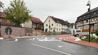 Lustiger Scherz? Brunnen in Heringen schäumt über