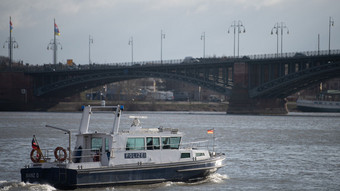 Rettungseinsatz am Rhein: Mann springt betrunken ins Wasser