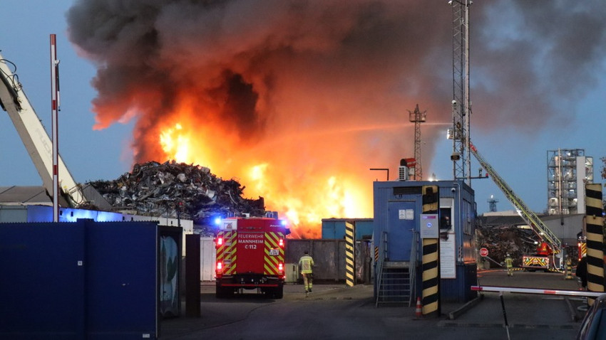 Brand in Recyclingfirma in Mannheim - 10 Meter-Schrottberg in Flammen