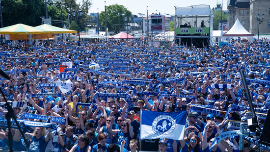 Darmstadt 98 feiert Bundesliga-Aufstiegsparty auf Karolinenplatz