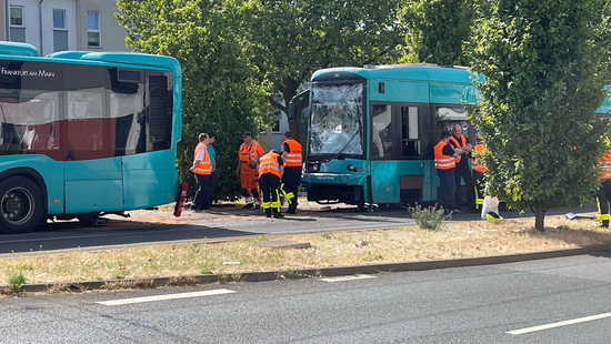 Straßenbahn vs. Bus: Acht Verletzte bei Zusammenstoß in Frankfurt