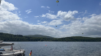 Fallschirmspringer der Bundeswehr üben Landung im Edersee