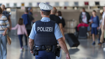 Verurteilte Frau kehrt nach Frankfurt zurück - und muss ins Gefängnis