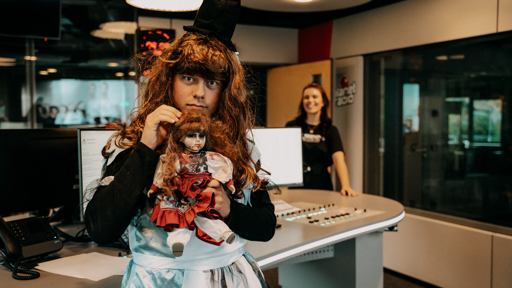 johan als "alice im geisterland"