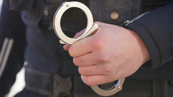 Streit in Mannheim: Frau sticht mit Messer auf Polizisten ein