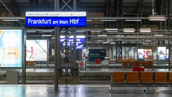 Frankfurt: Frau stößt Mann auf Bahngleis