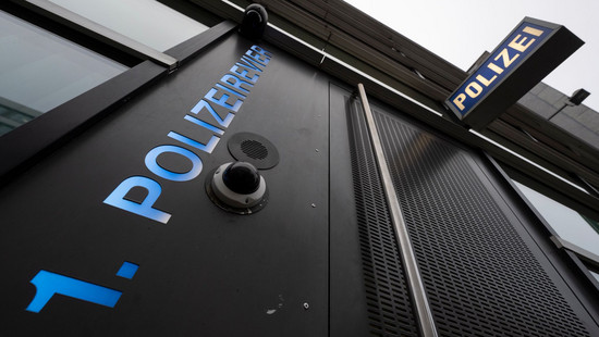 Minister nennt Einzelheiten zu Ermittlungen gegen Polizisten