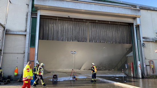 Offenbach: Brand in Müll-Lagerhalle in Daimlerstraße - hoher Schaden